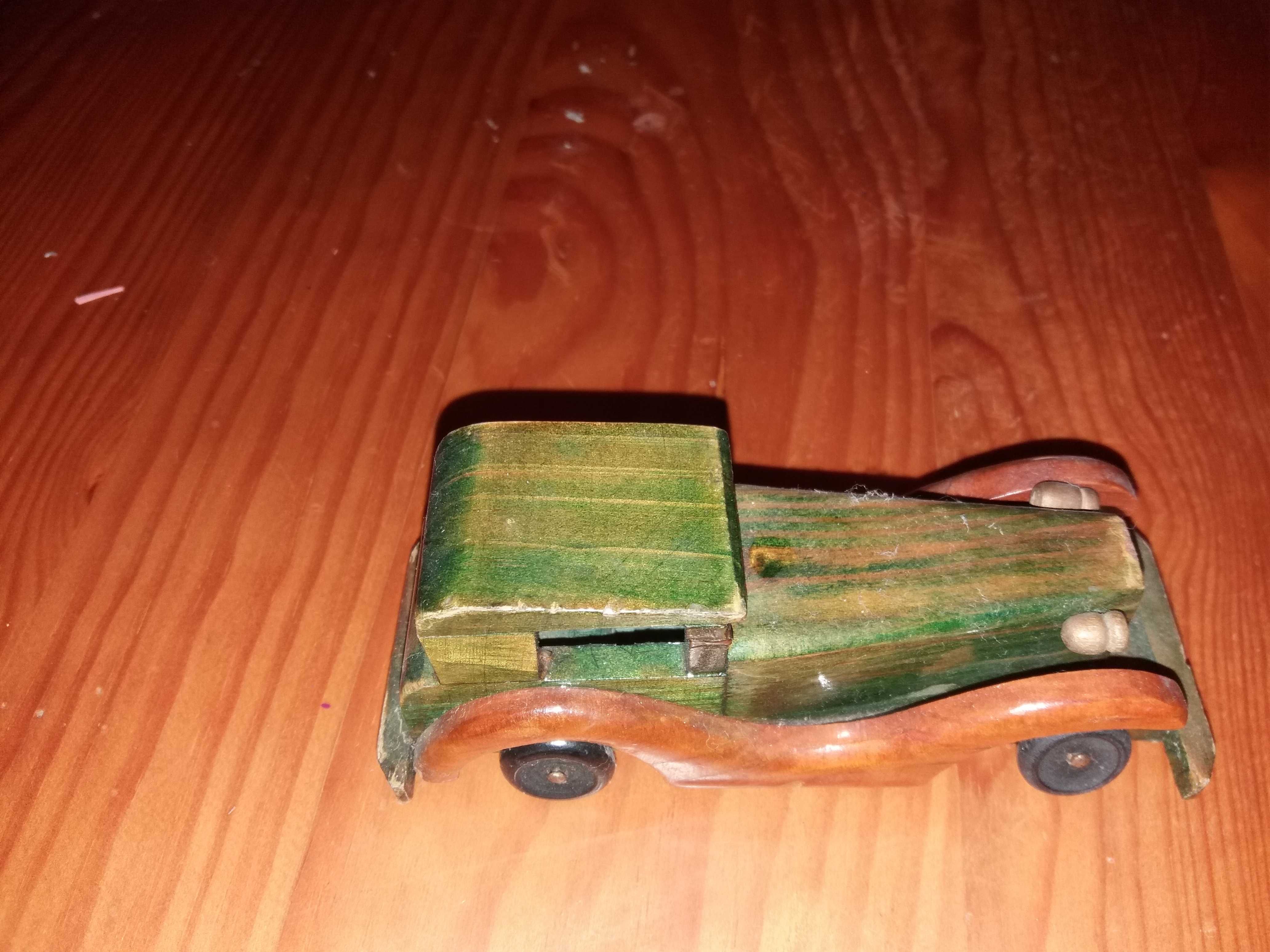 Carro miniatura em madeira