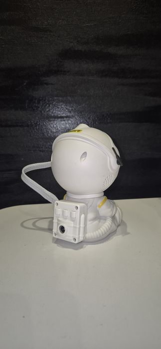 Проектор зоряного неба, нічник, космонавт.