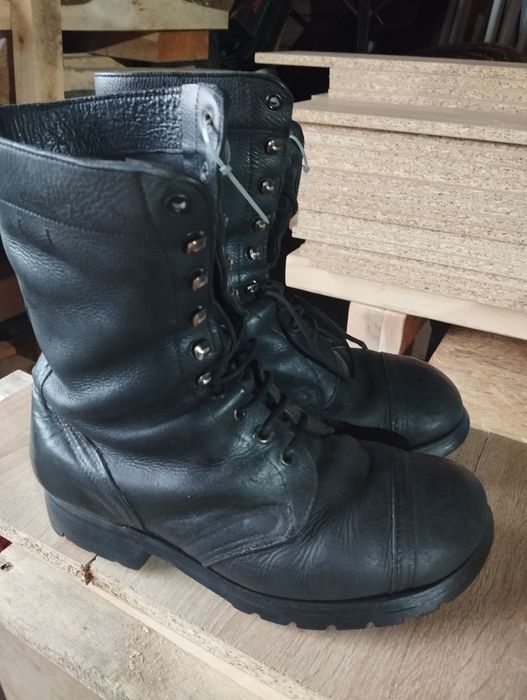 Stare buty wojskowe.