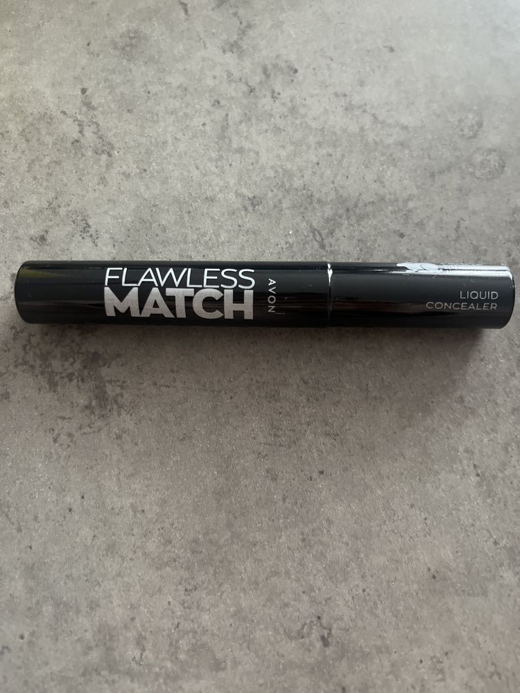 Korekto w plynie Flawless Match Golden Light Avon