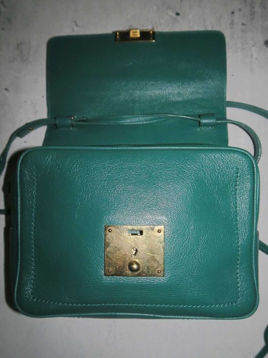 Marc Jacobs skórzana torebka z długim paskiem