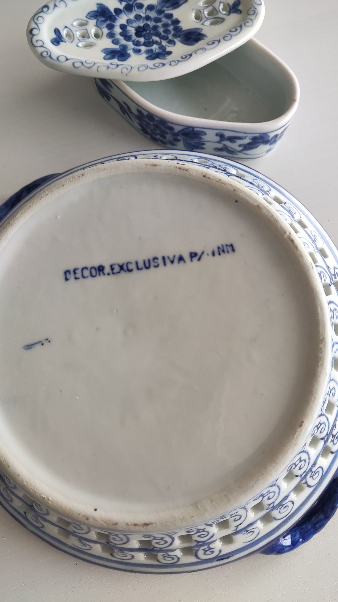 Conjunto de peças de porcelana em azul