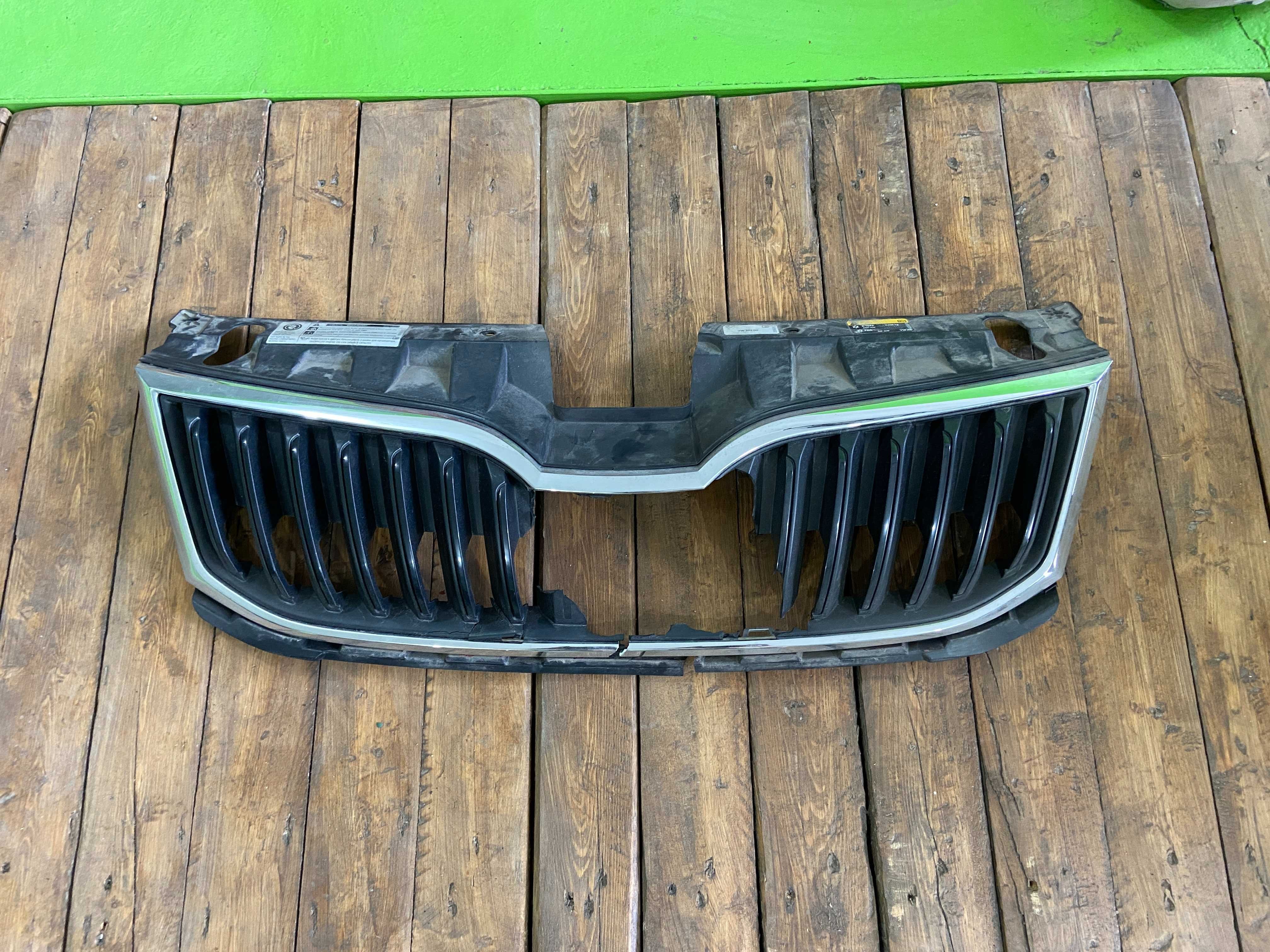 Продам противотуманную фару ПТФ Octavia 3 (A7) и решетку радиатора