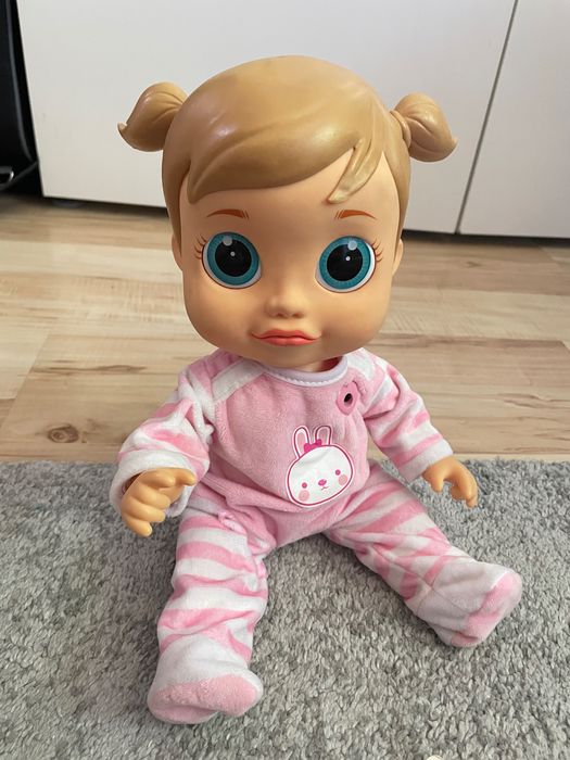 Lalka i interaktywna mówiąca Emma