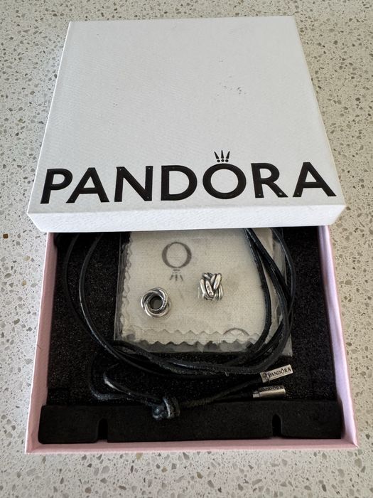 Fio pandora em couro com duas contas originais