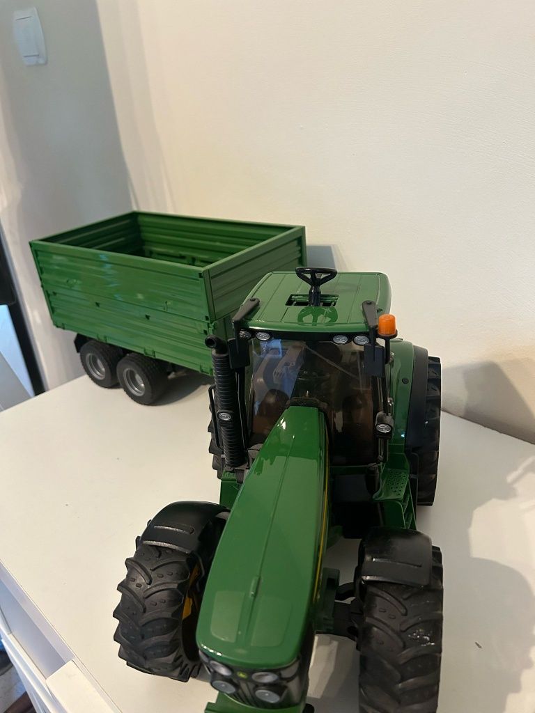 John Deere traktor z przyczepą