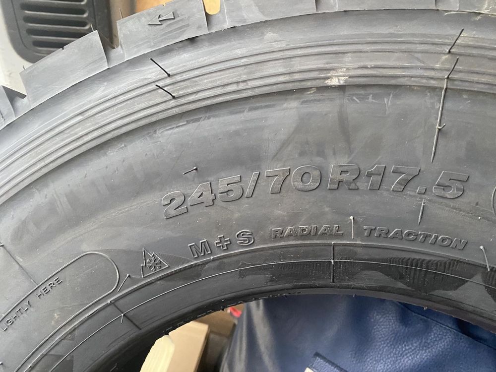 Шини bridgestone 245.70.17,5 комплект 4 шт