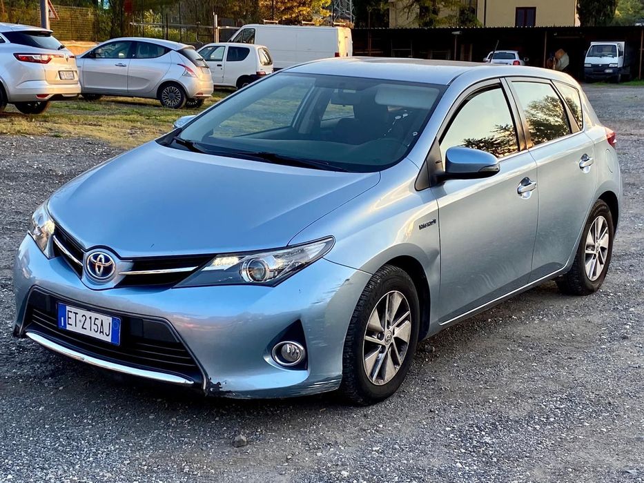 Toyota Auris 1,8 hybryda , klimatyzacja, kamera cofania, multimedia