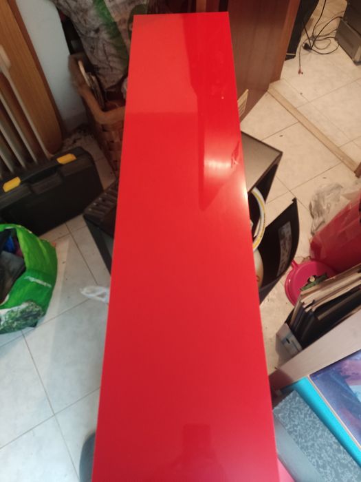 Prateleira IKEA vermelha