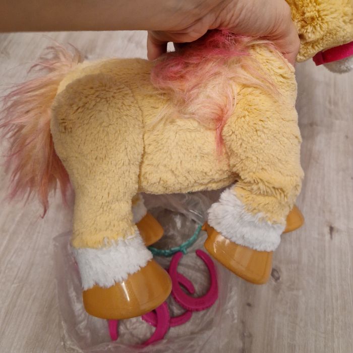 Cynamonka Interaktywny konik Hasbro dźwięk ruchy