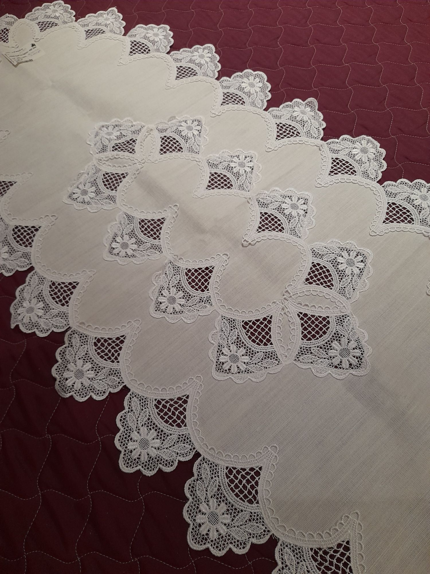 Naperon grande com 1m30cm x 55cm beje novo com percentagem em linho