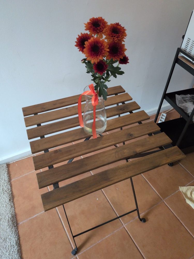 Mesa de madeira e estrutura de ferro ikea