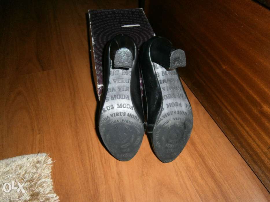 Sapatos pretos em pele.