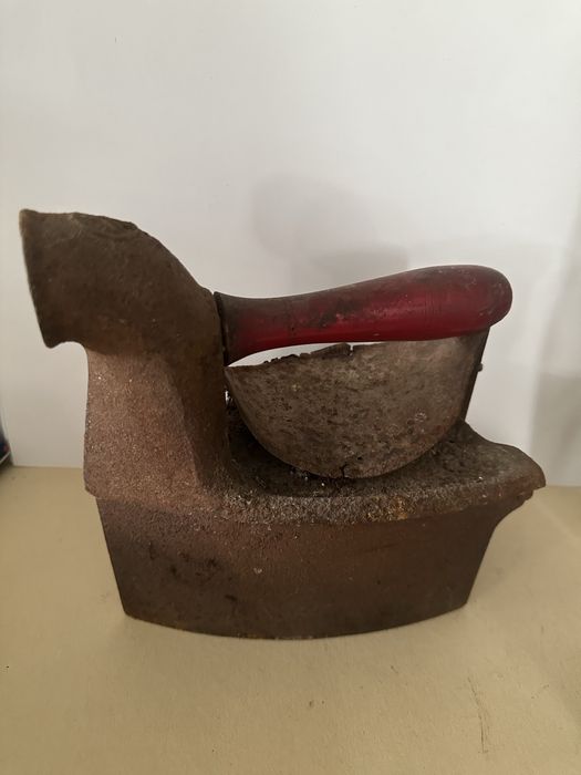 Ferro antigo a carvão