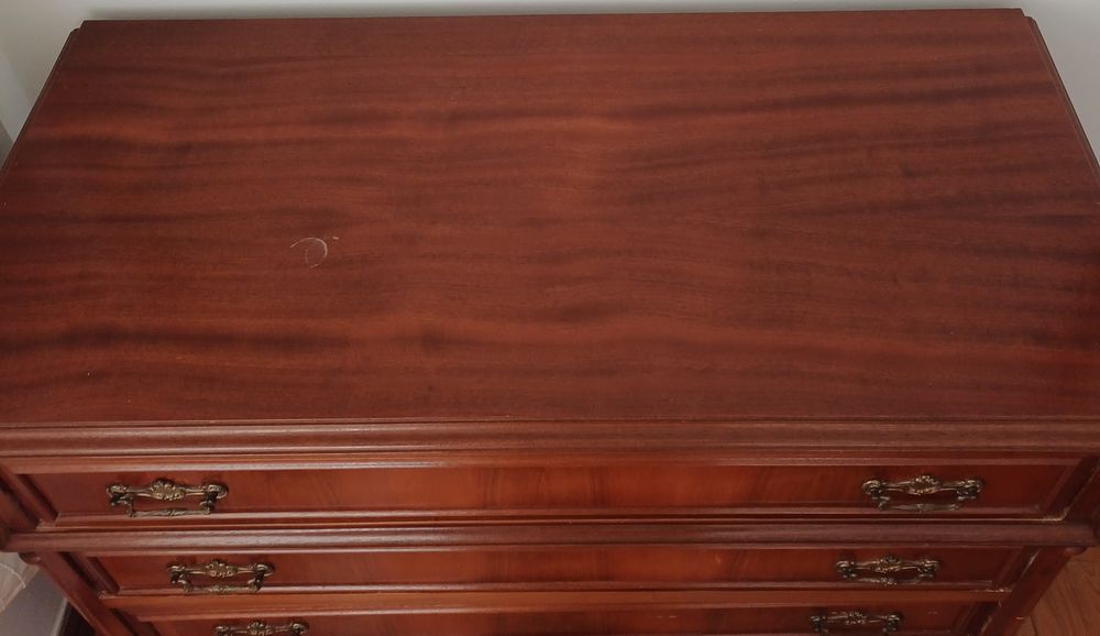 Cómoda de madeira maciça