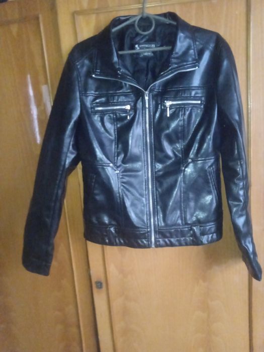 Жіноча кожана куртка