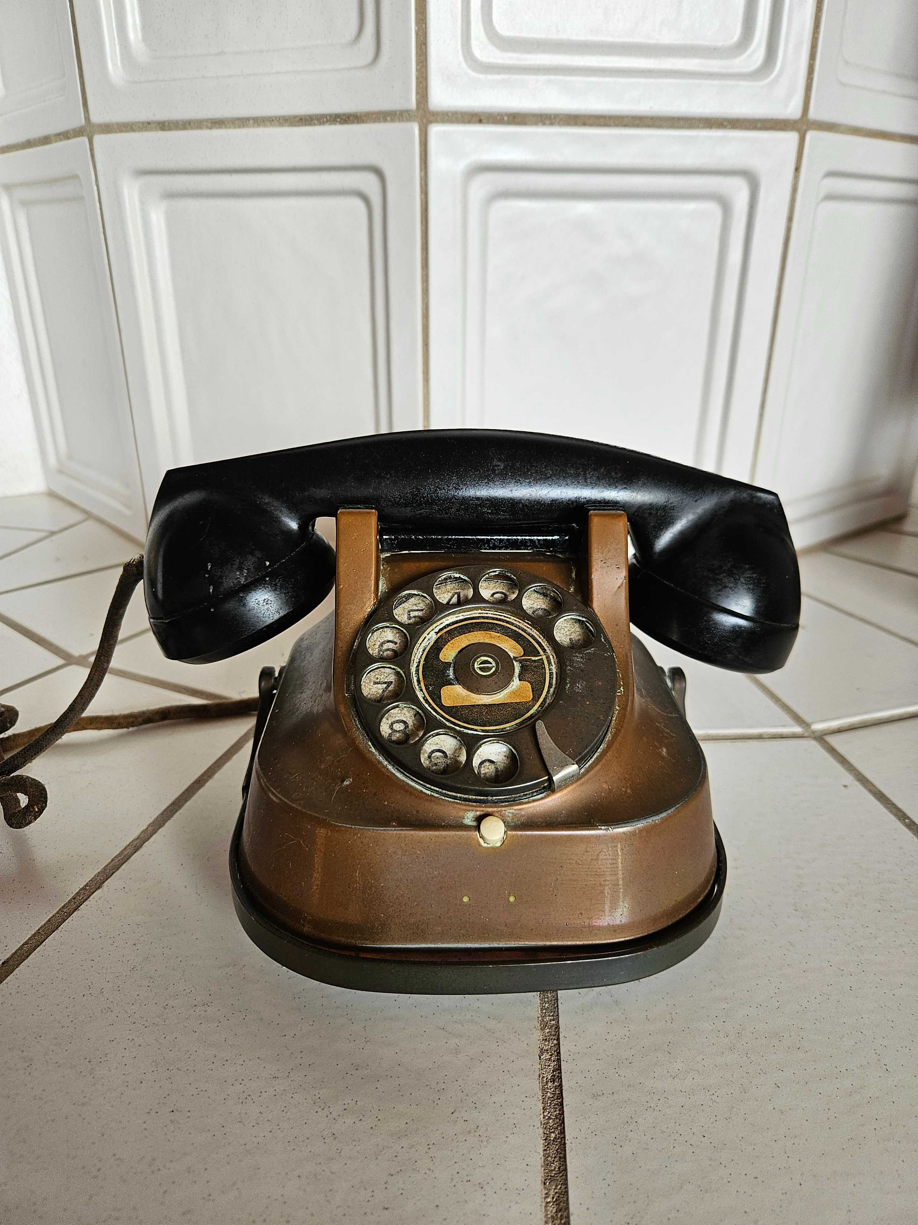 Stary telefon tarczowy z miedzianą obudową z 1956 r