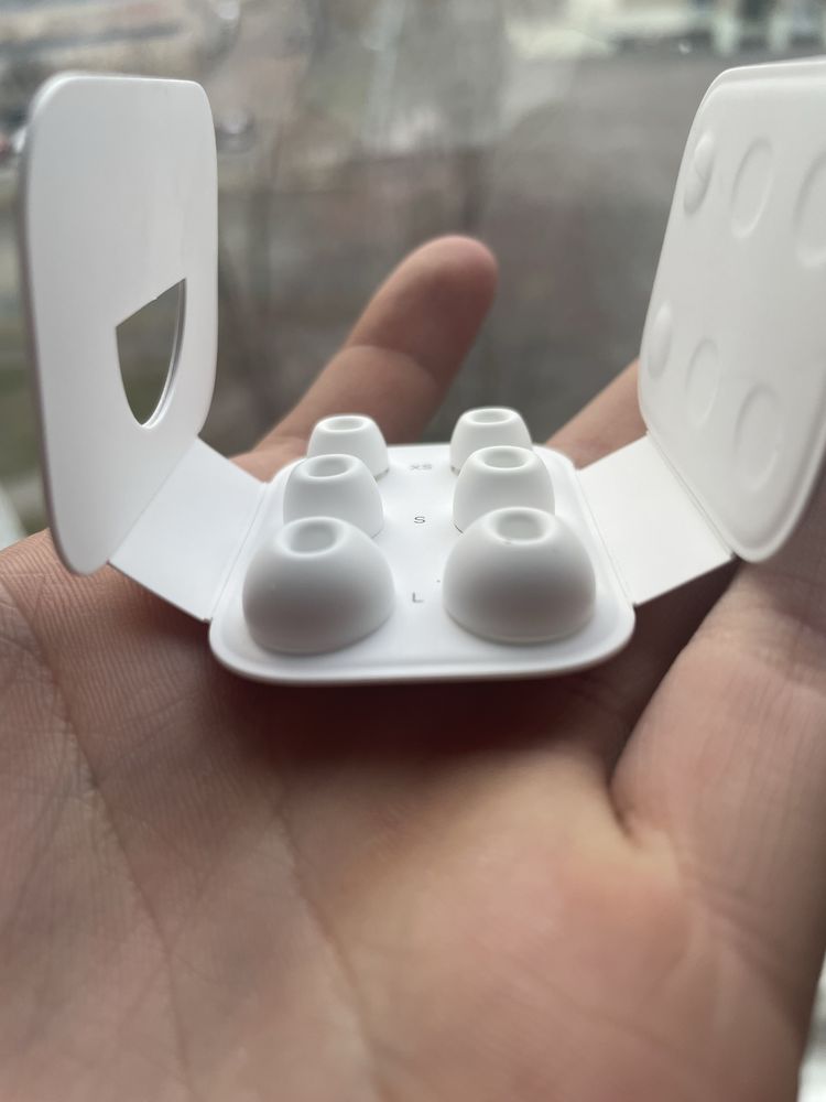 Оригінальні амбюшури для навушків Airpods pro 2