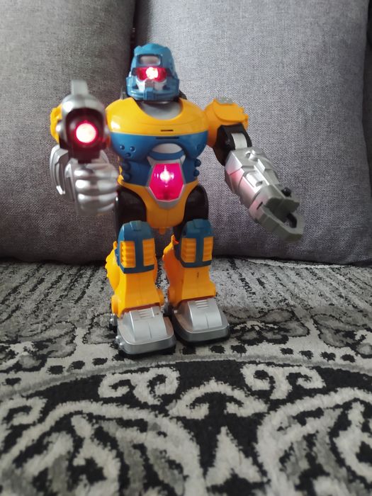 Robot zabawka  , świeci, wydaje dźwięki