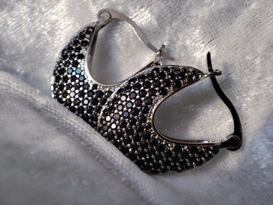 Kolczyki ażurowe czarne cyrkonie kolor srebrny