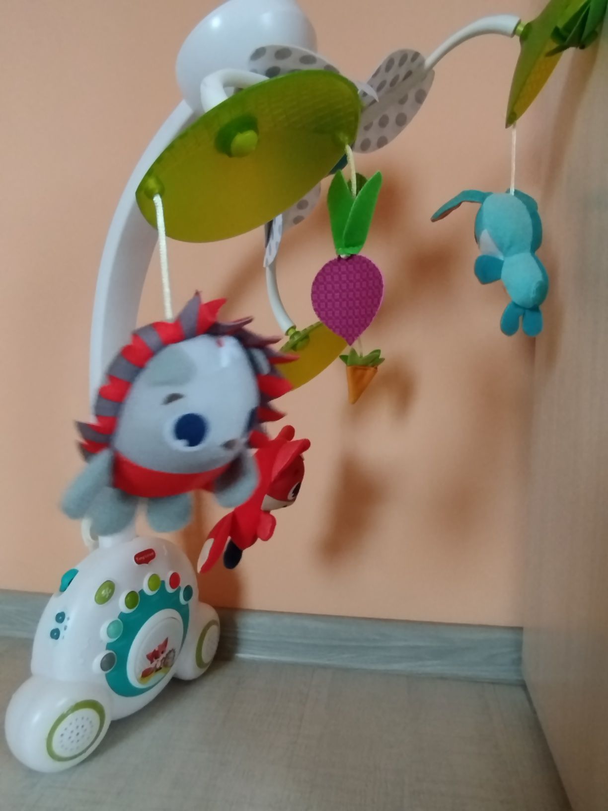 Karuzela Tiny love, zabawa na łące