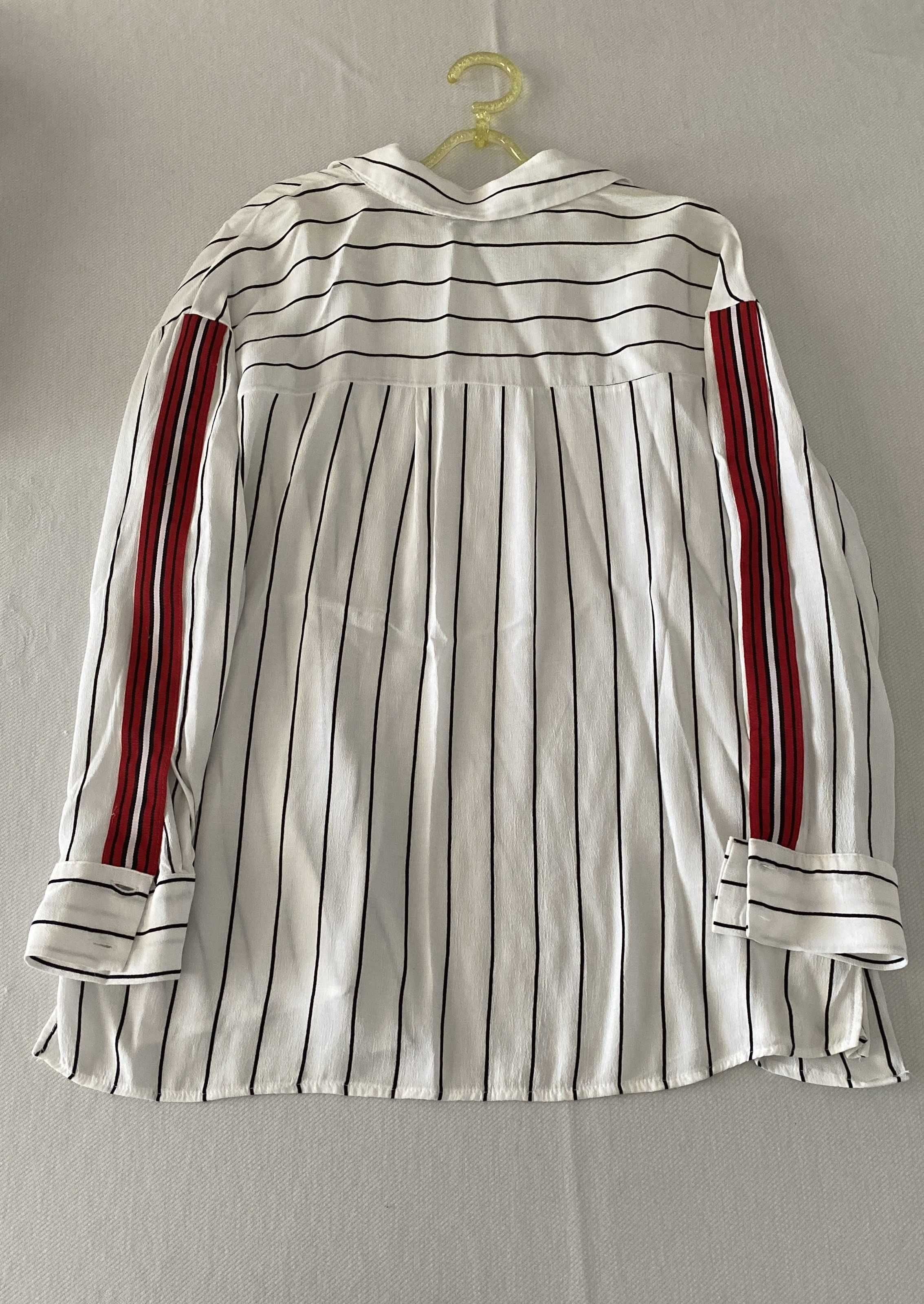 Camisa branca com riscas pretas e faixas vermelhas (Bershka)