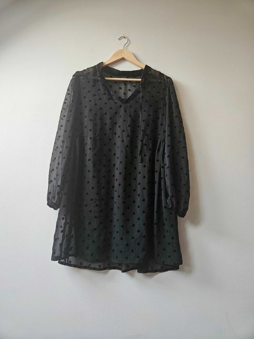 Przezroczysta sukienka w groszki