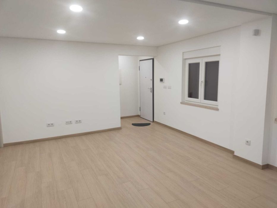 Moradia T2+1 com Logradouro no centro de São João da Talha