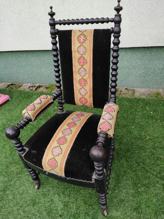 stary fotel tron w stylu Napoleona III