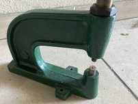 Maquina manual para cravar todo o tipo de ilhos