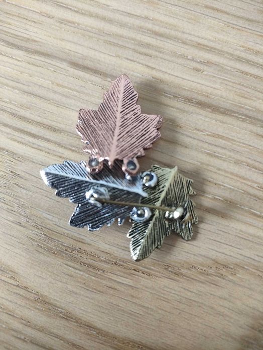 Alfinete folhas broche