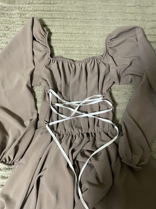 Жіноча сукня з завʼязками на спині