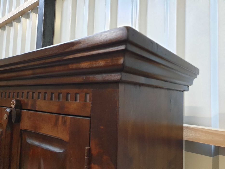 Kolonialny kredens wykonany z litego palisandru indyjskiego. Dostawa.