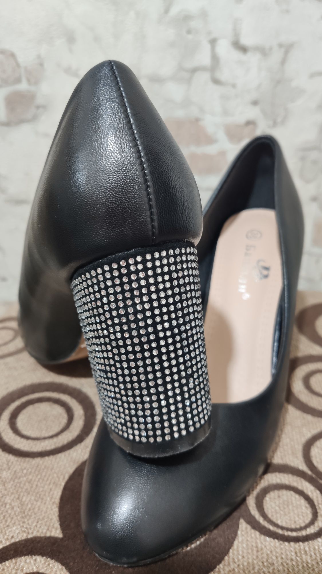 Туфлі жіночі чорного кольору,штучна шкіра,38розмір