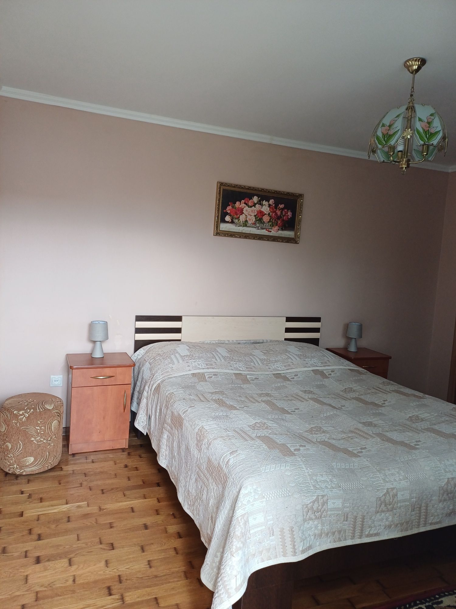 Поруч знаходяться санаторії 800м. "Квітка полонини" та "Кришталеве дже