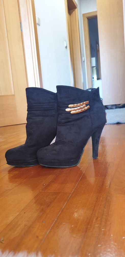 Botas pretas de veludo