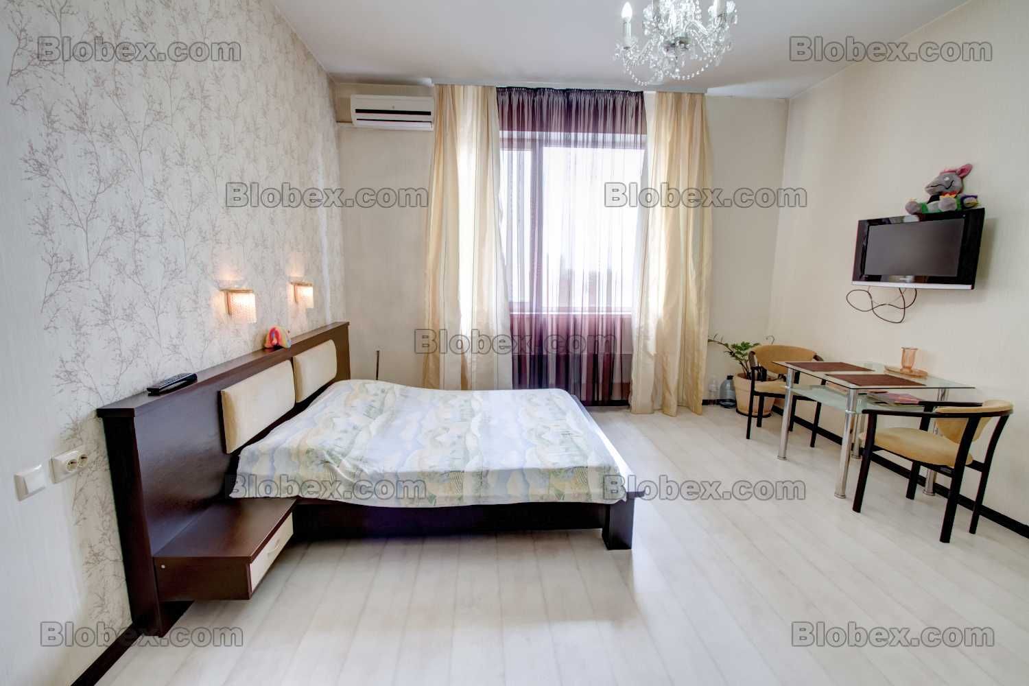 Продам двуспальную кровать со встроенными тумбочками