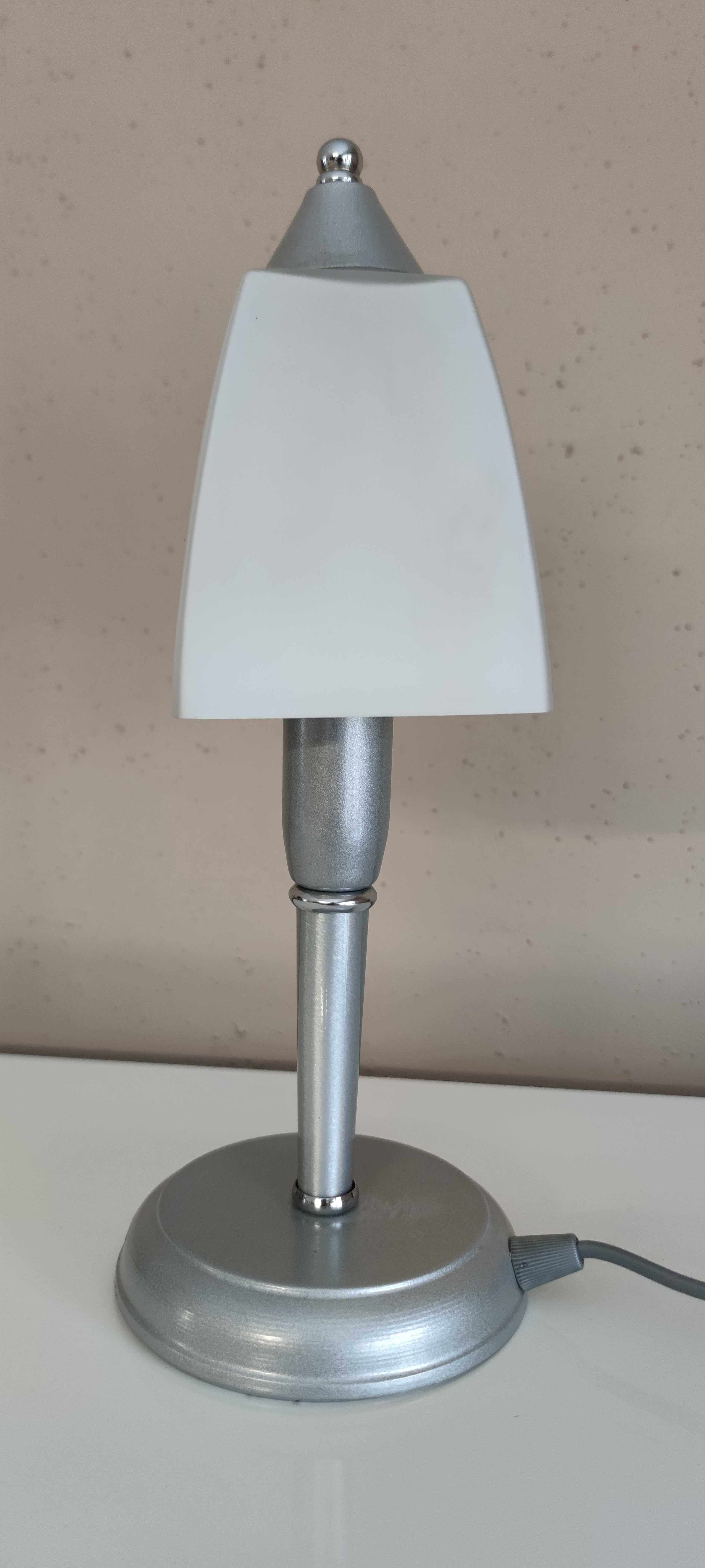 Lampka nocna z kloszem