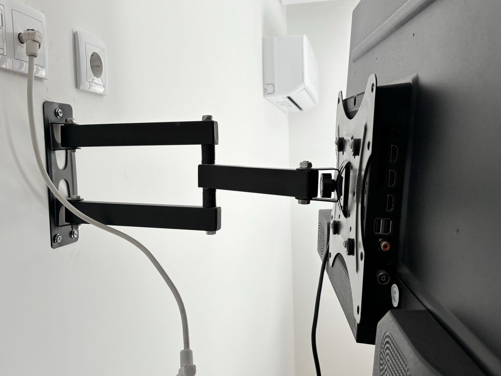 TV Smart com suporte de parede
