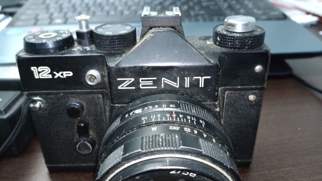 Máquina fotográfica Zenit antiga