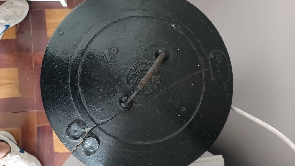 Salamandra em ferro da marca Vouga