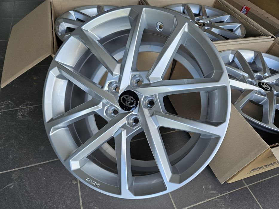 TOYOTA 18 " Nowe 5x114,3 Camry Avensis Auris RAV4 Felgi Srebrne Borbet