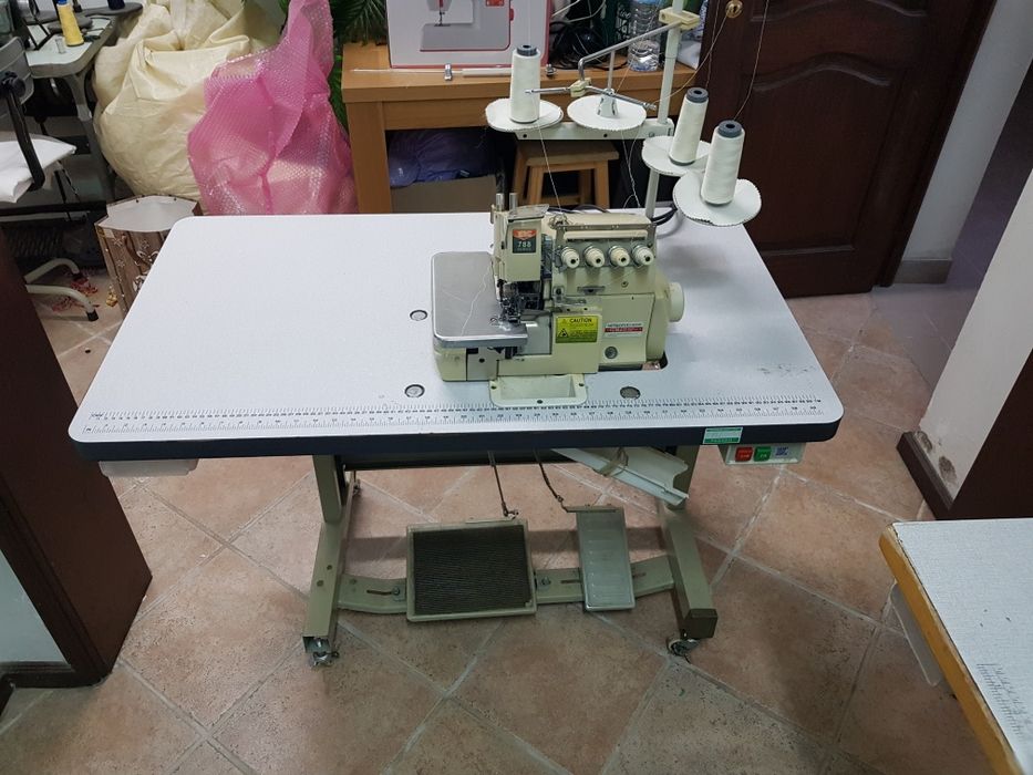 Máquina industrial corta e cose