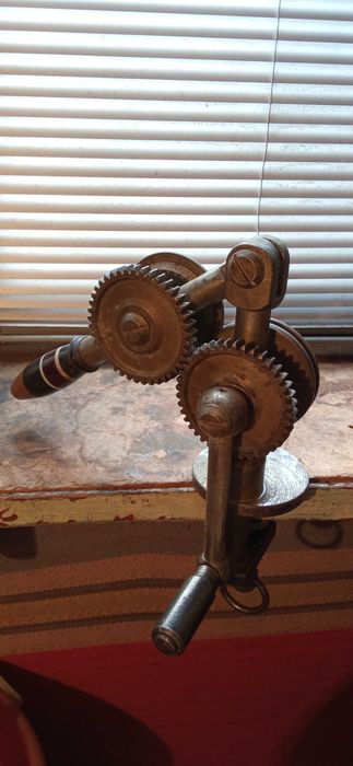 станок  для выравнивания  крышек