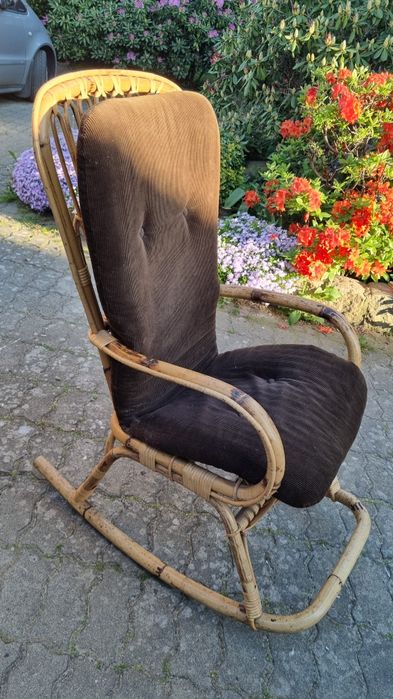 Stary bujany ratanowy fotel