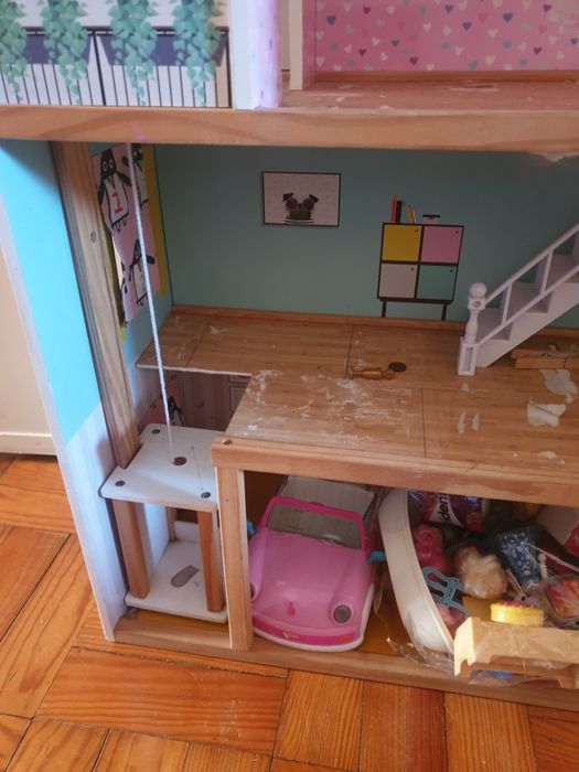 Casa e bonecos e carro Barbie.