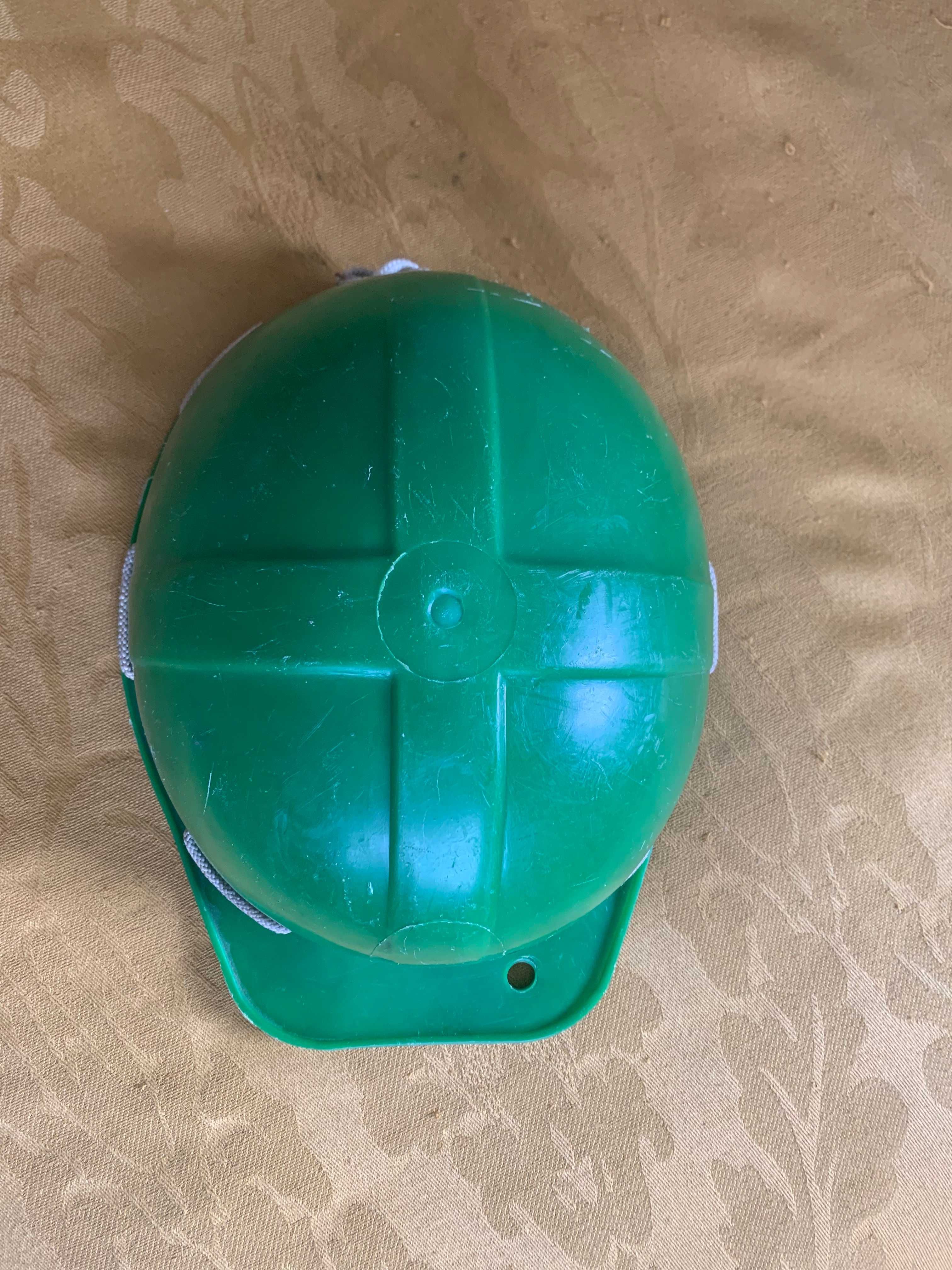 Zielony ochronny hełm kask budowlany BHP z epoki PRL
