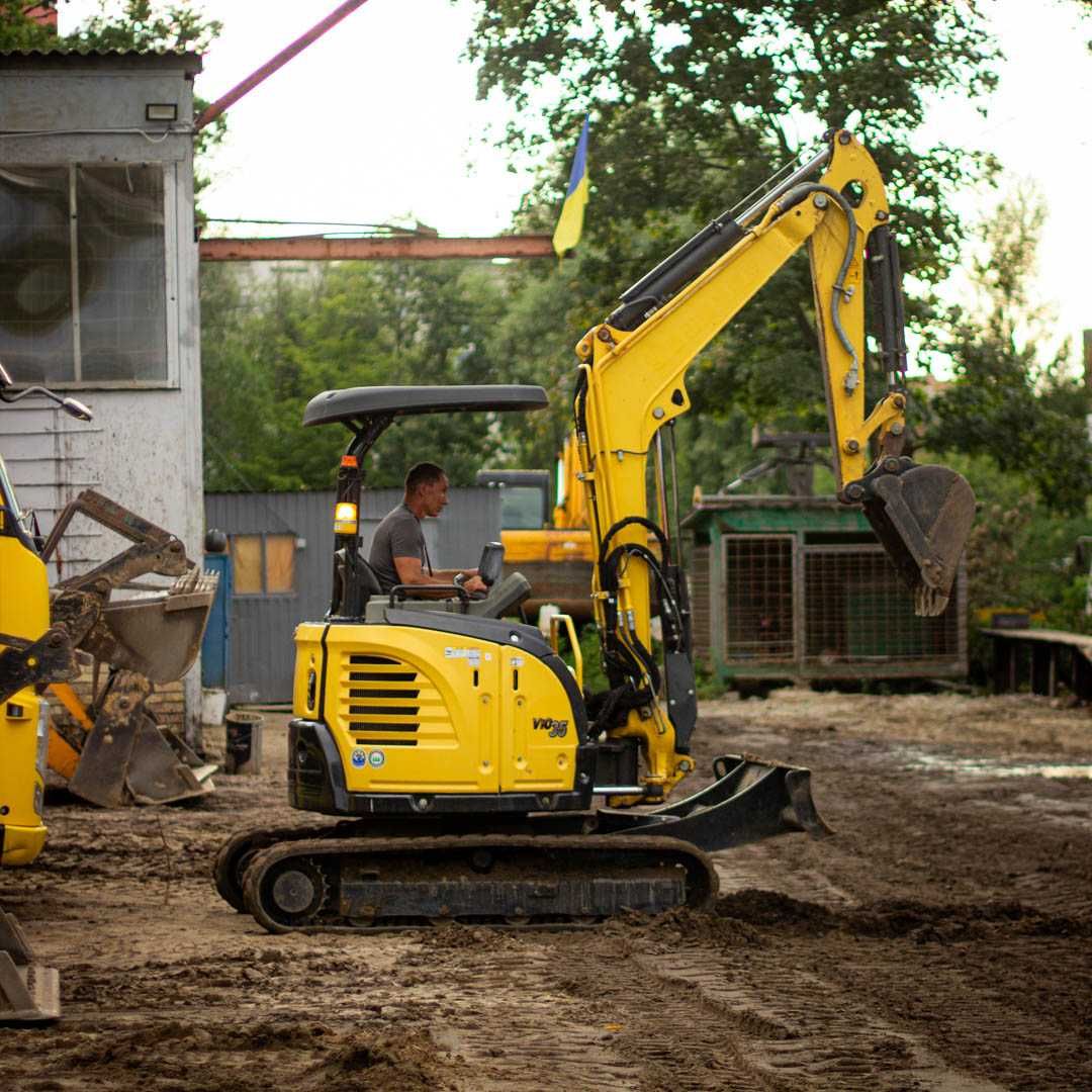Оренда міні-екскаватора з оператором. Робота в обмеженому просторі