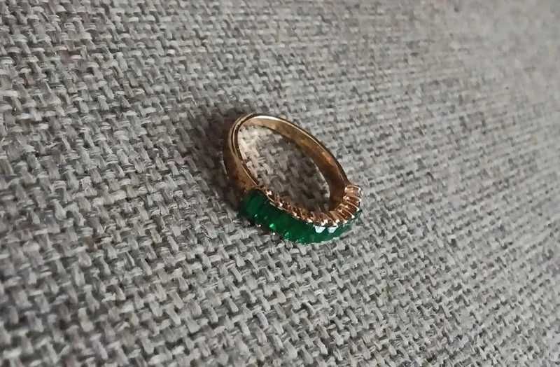 Elegancki pierścionek z zielonymi kryształkami błysk