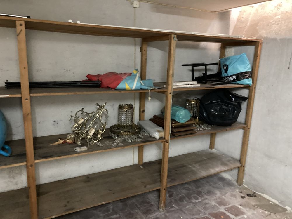 Tabuas e barrotes  em pinho / prateleiras